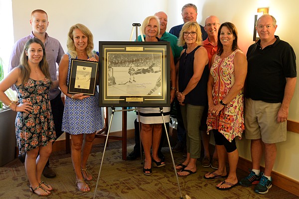 Presenting Bobby Orr photo to Gilchrist